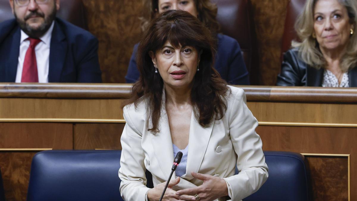 La ministra de igualdad, Ana Redondo, interviene en su primer pleno de control en el Congreso.