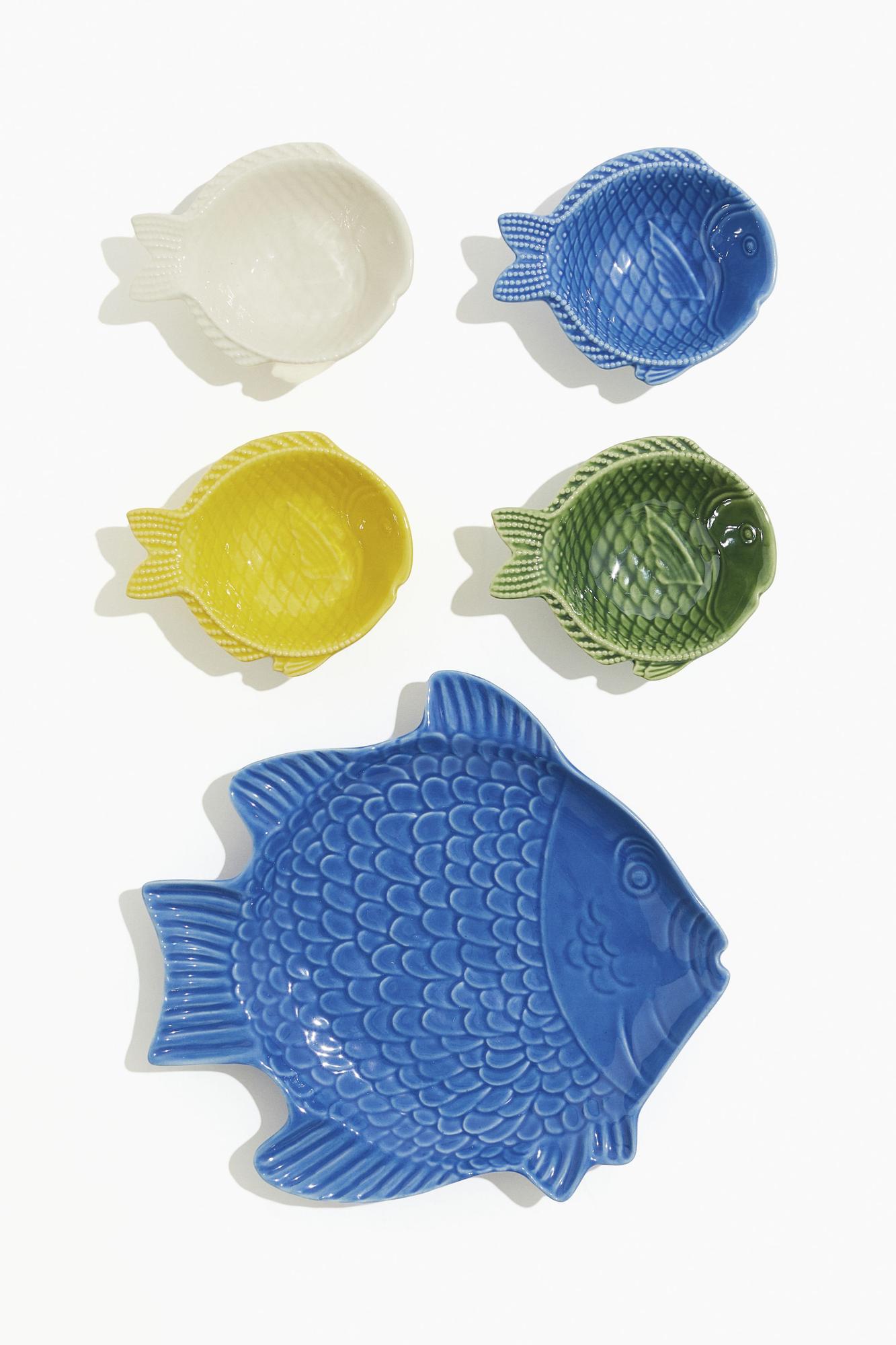 Conjunto de platos y cuencos con forma de pez.