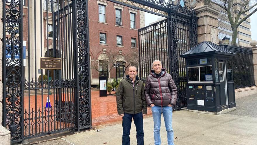 Mikel Casares y José Enrique Galdón, en la entrada del Barnard College de la Universidad de Columbia.