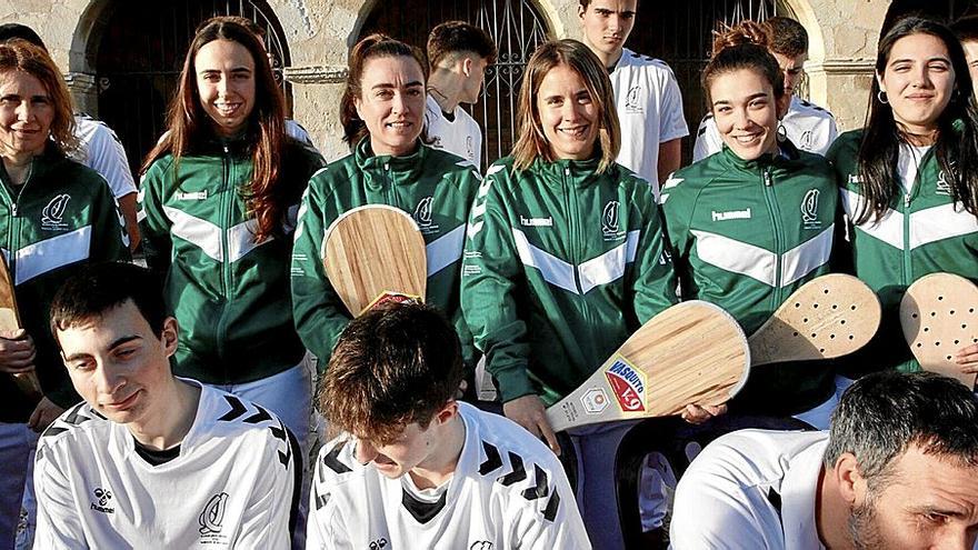 Algunos de los pelotaris alaveses que van a tomar parte en el prestigioso GRABNI posan en las campas de Armentia.