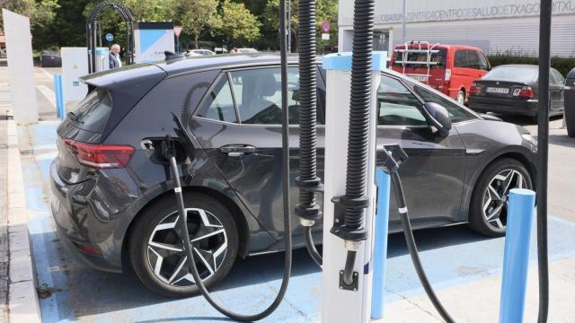 Imagen de un coches eléctrico recargando su batería.