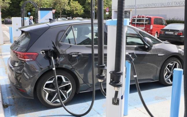 Imagen de un coches eléctrico recargando su batería.