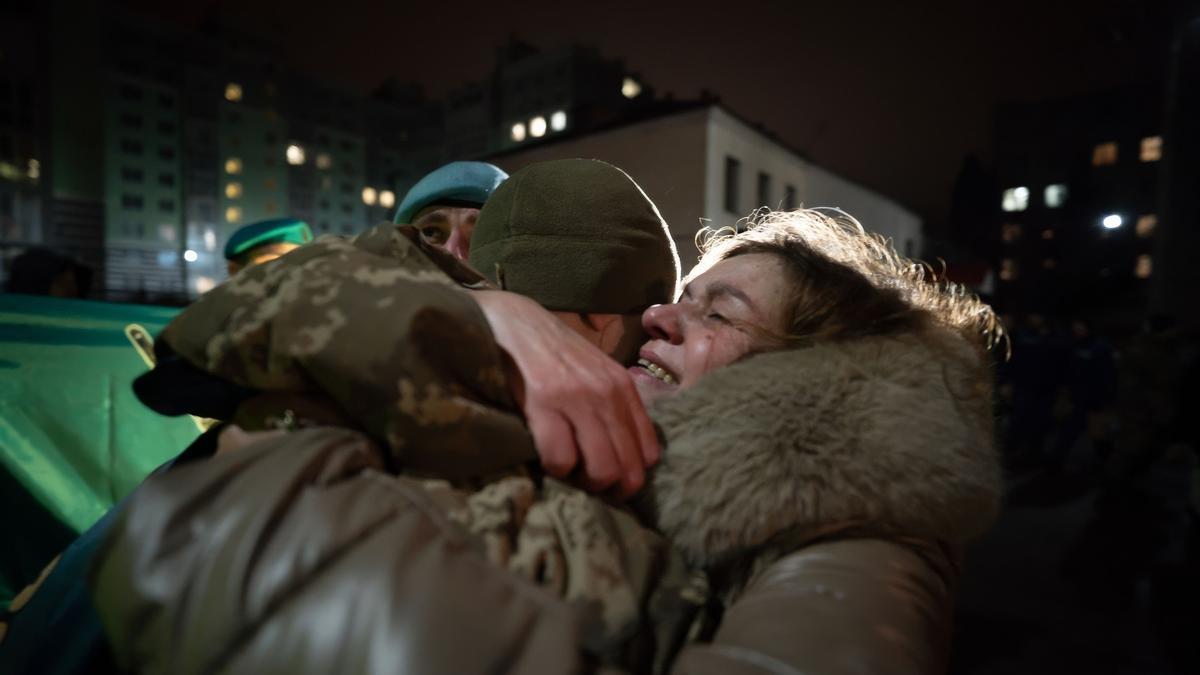 Un militar ucraniano se reúne con una familiar tras un canje de prisioneros de guerra con Rusia en una imagen de archivo.