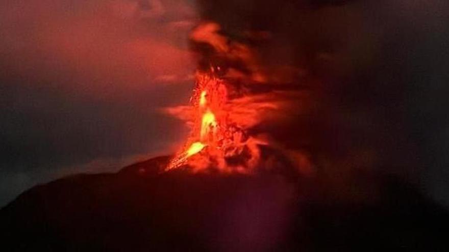 El volcán indonesio Ruang vuelve a entrar en erupción con una nube de 5.000 metros.