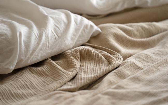 Imagen de archivo de una cama con las sábanas desordenadas. FREEPIK Imagen de archivo de una cama con las sábanas desordenadas. FREEPIK