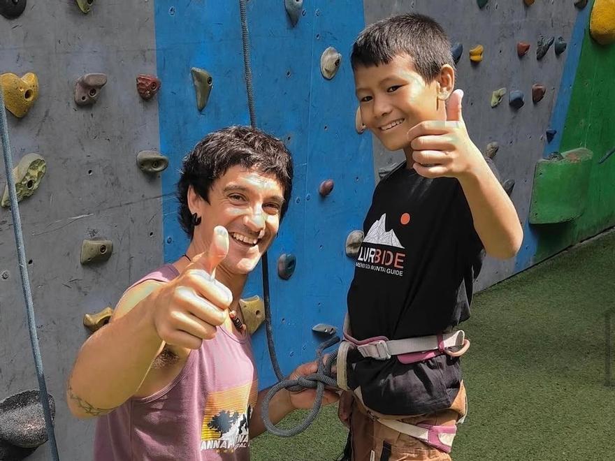 Lur Uribarren y su hijo apadrinado Lakpa.