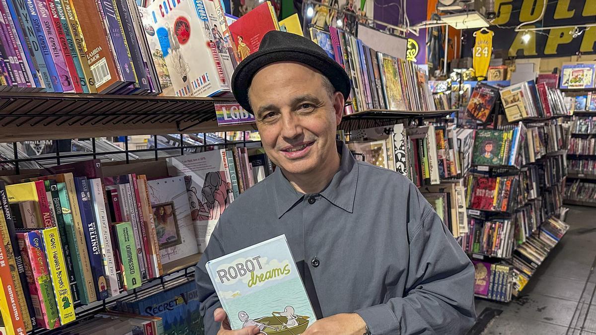Pablo Berger posa en una tienda de cómics de Los Ángeles.