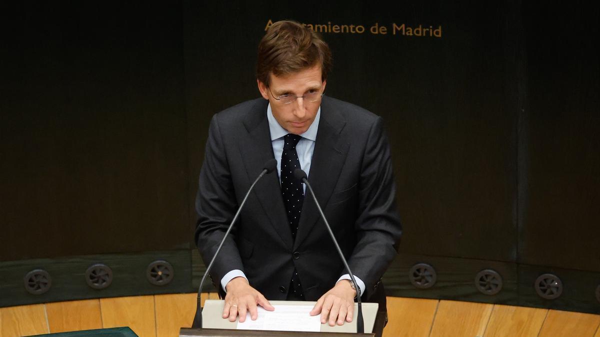 El alcalde de Madrid, José Luis Martínez-Almeida, durante el pleno extraordinario del Ayuntamiento de Madrid de este viernes.