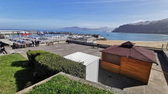 Kantina de la plaza Katrapuna de Getaria y sus vistas al puerto y al mar.
