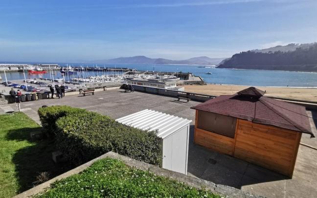 Kantina de la plaza Katrapuna de Getaria y sus vistas al puerto y al mar.