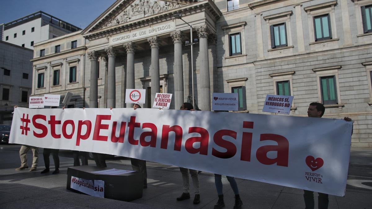 La chica pidió la eutanasia, que fue avalada por la Comisión de Garantía y Evaluación de la Generalitat, pero su padre logró que la justicia la suspendiera in extremis para analizar el fondo del caso.