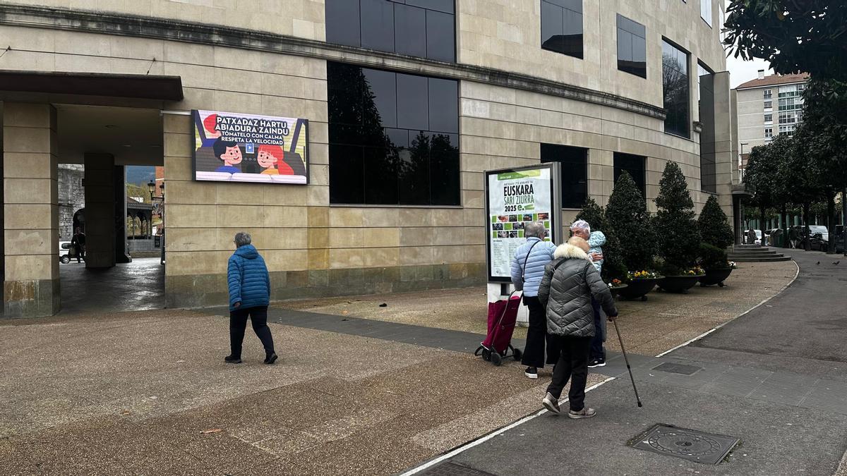 La pantalla de información municipal activada en la fachada del ayuntamiento de Laudio el pasado abril