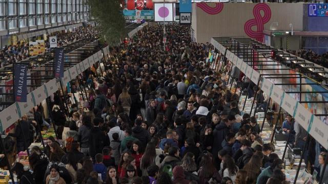La marea estudiantil llena el recinto de Landako en la jornada inaugural del Ikasle Goiza.