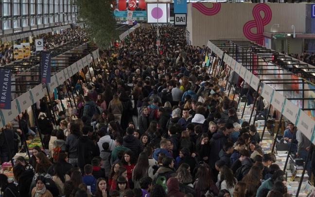 La marea estudiantil llena el recinto de Landako en la jornada inaugural del Ikasle Goiza.