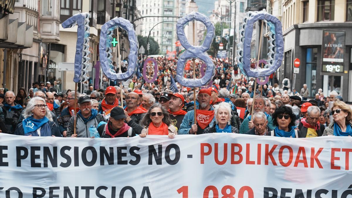 Cientos de personas protestan durante una manifestación para reclamar una pensión mínima de 1.080 euros