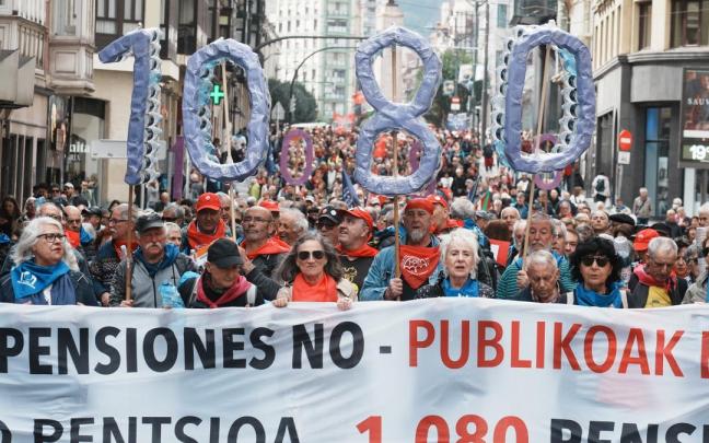 Cientos de personas protestan durante una manifestación para reclamar una pensión mínima de 1.080 euros / EP Cientos de personas protestan durante una manifestación para reclamar una pensión mínima de 1.080 euros