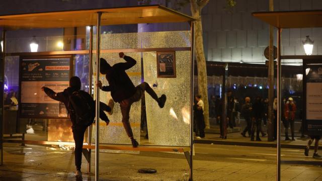 Decenas de estudiantes se han concentrado este sábado en la plaza Catalunya de Barcelona en una protesta convocada por redes sociales que ha derivado en incidentes y enfrentamientos con los Mossos d'Esquadra