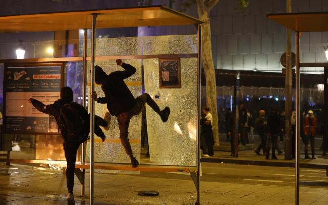 Decenas de estudiantes se han concentrado este sábado en la plaza Catalunya de Barcelona en una protesta convocada por redes sociales que ha derivado en incidentes y enfrentamientos con los Mossos d'Esquadra