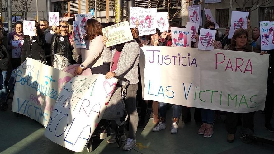 Protestas de familias de alumnos del colegio Maristes de Sants-Les Corts de Barcelona en una protesta.