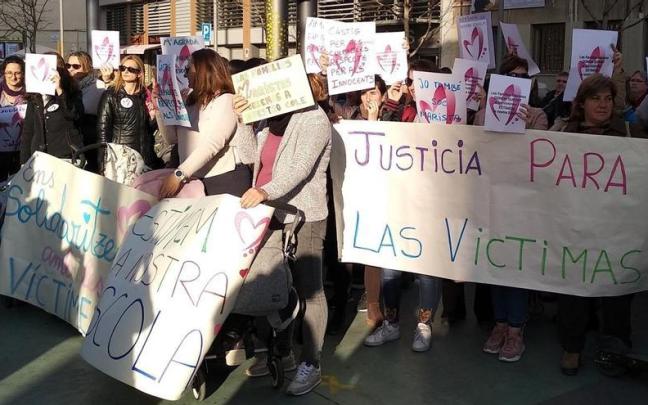 Protestas de familias de alumnos del colegio Maristes de Sants-Les Corts de Barcelona en una protesta.