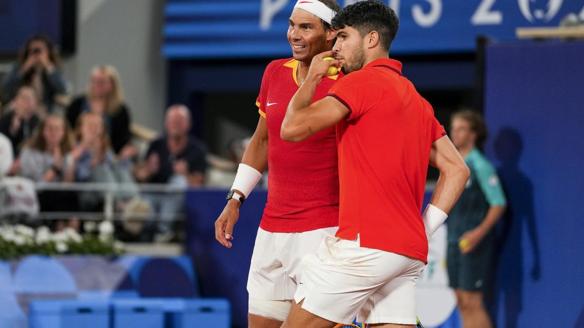 Carlos Alcaraz y Rafael Nadal en su partido de dobles en los Juegos Olímpicos de París 2024.