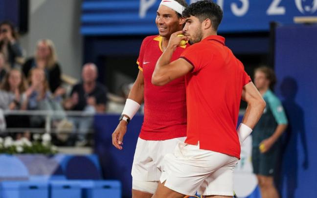 Carlos Alcaraz y Rafael Nadal en su partido de dobles en los Juegos Olímpicos de París 2024.
