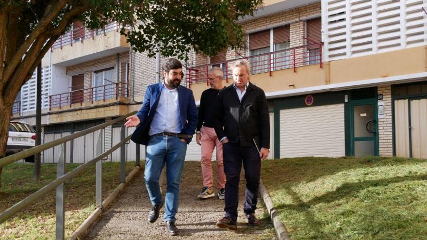 El alcalde y varios técnicos, en Urtatza.