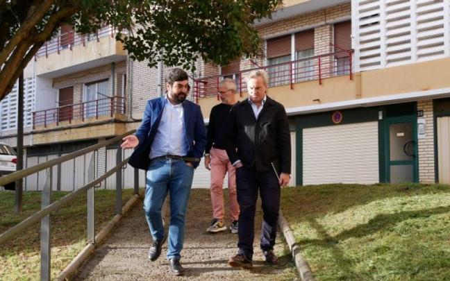 El alcalde y varios técnicos, en Urtatza.
