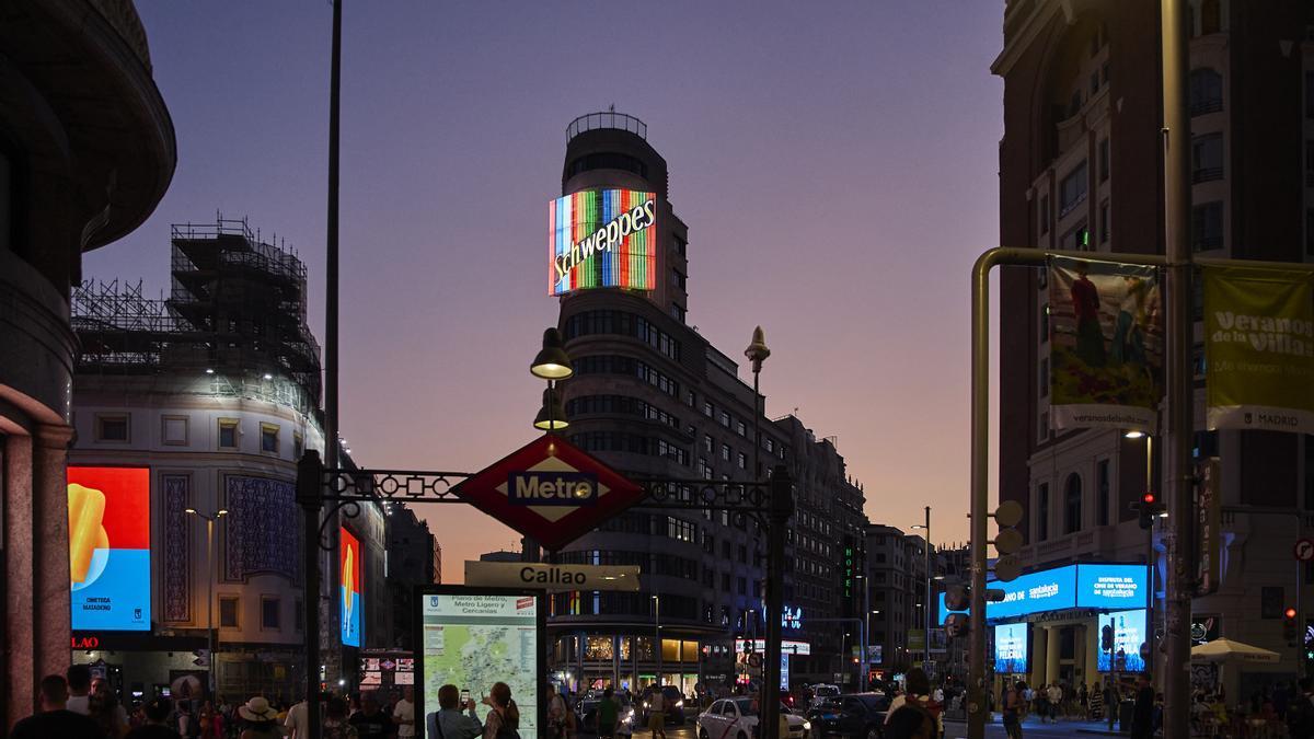 El neón de Schweppes iluminado en el número 41 de Gran Vía de Madrid.
