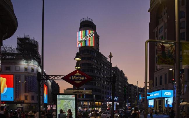El neón de Schweppes iluminado en el número 41 de Gran Vía de Madrid.