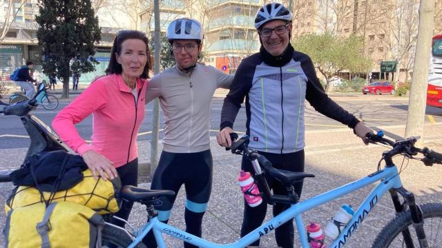 Jon Arrizabalaga, junto a sus padres, con el tándem.