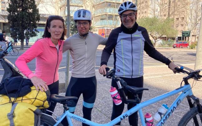 Jon Arrizabalaga, junto a sus padres, con el tándem.