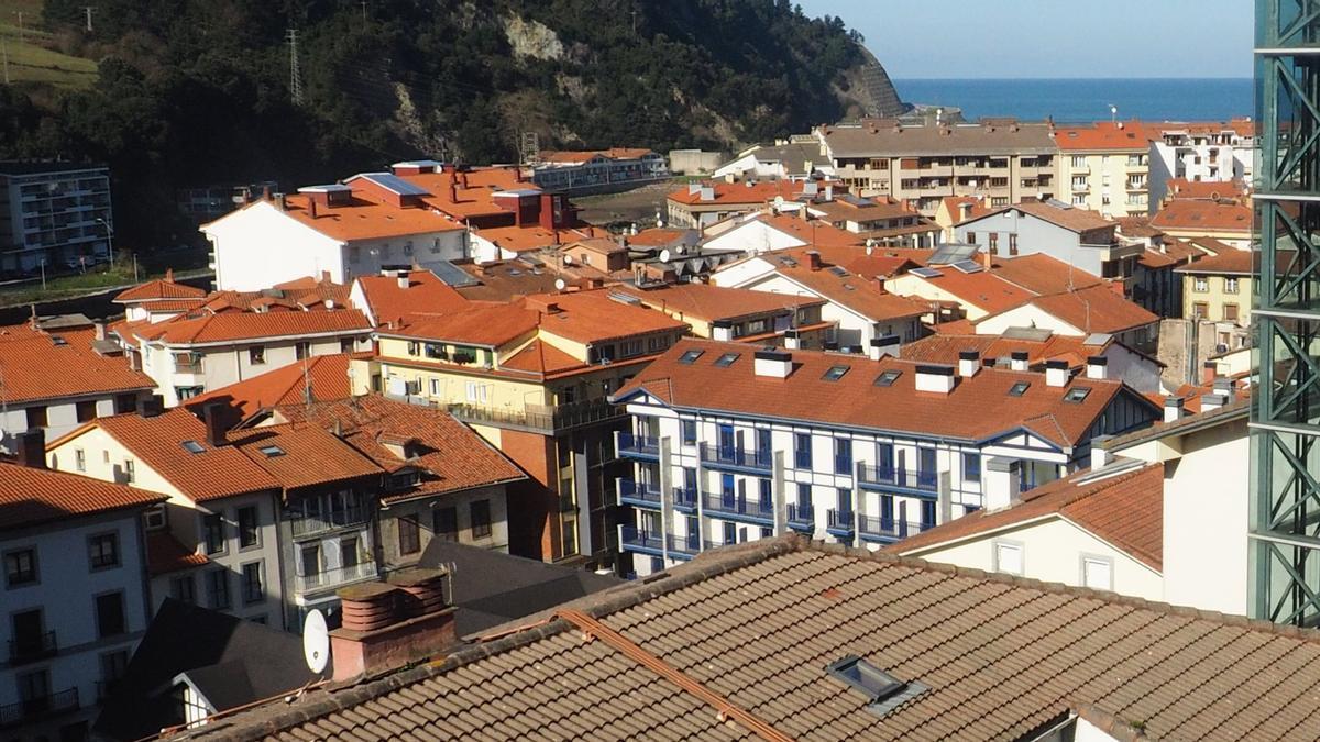 Vista de las viviendas del casco urbano de Deba desde la zona alta de la localidad.