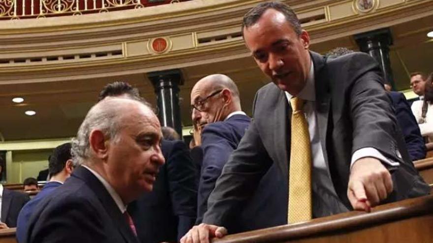 Jorge Fernández Díaz y el que fuera su secretario de Estado de Seguridad, Francisco Martínez, conversan en el Congreso.