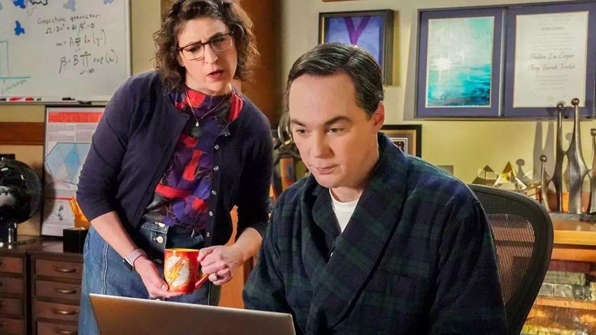 Mayim Bialik y Jim Parsons, en ‘El joven Sheldon’.