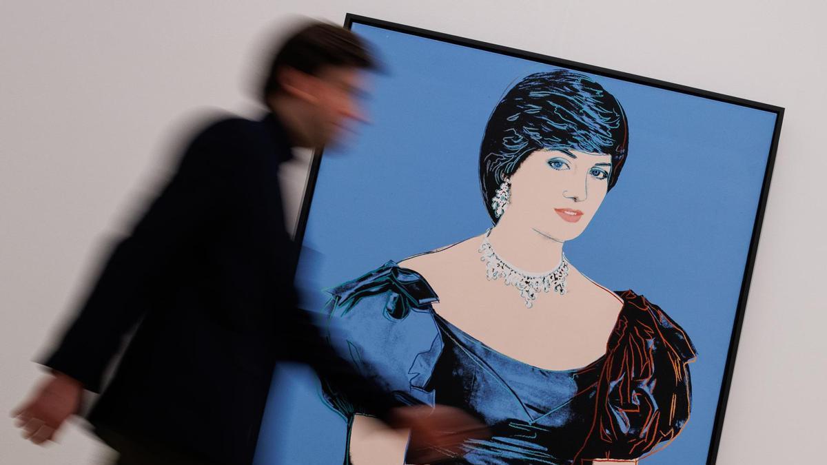 Un hombre pasa ante el cuadro de Diana de Gales en la casa Phillips de Londres.