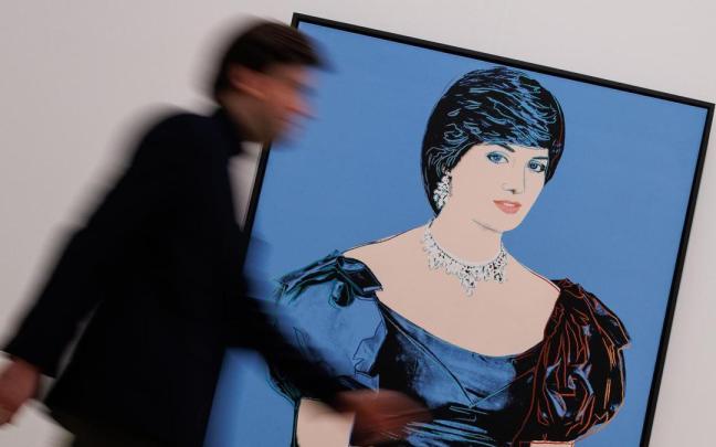 Un hombre pasa ante el cuadro de Diana de Gales en la casa Phillips de Londres. / EFE Un hombre pasa ante el cuadro de Diana de Gales en la casa Phillips de Londres.
