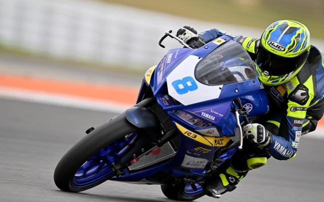 El piloto irundarra Ethan Ramírez sobre su Yamaha R3.