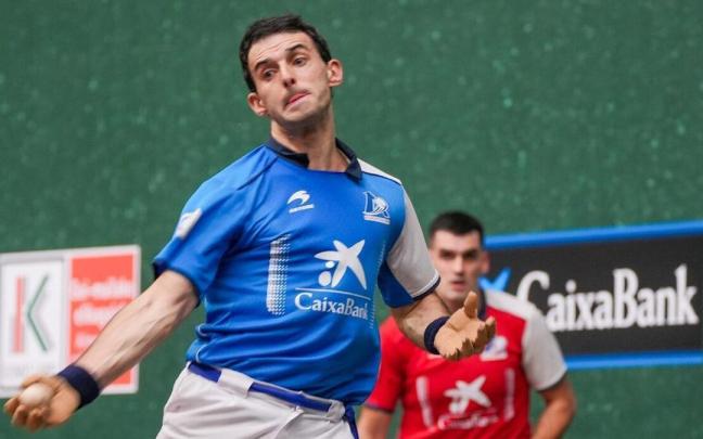 Altuna golpea la pelota en presencia de Ezkurdia. Altuna golpea la pelota en presencia de Ezkurdia.