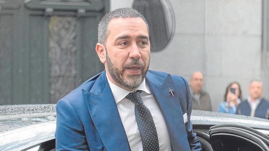 El comisionista Aldama porta su cruz en la solapa de la americana a su llegada al Supremo.