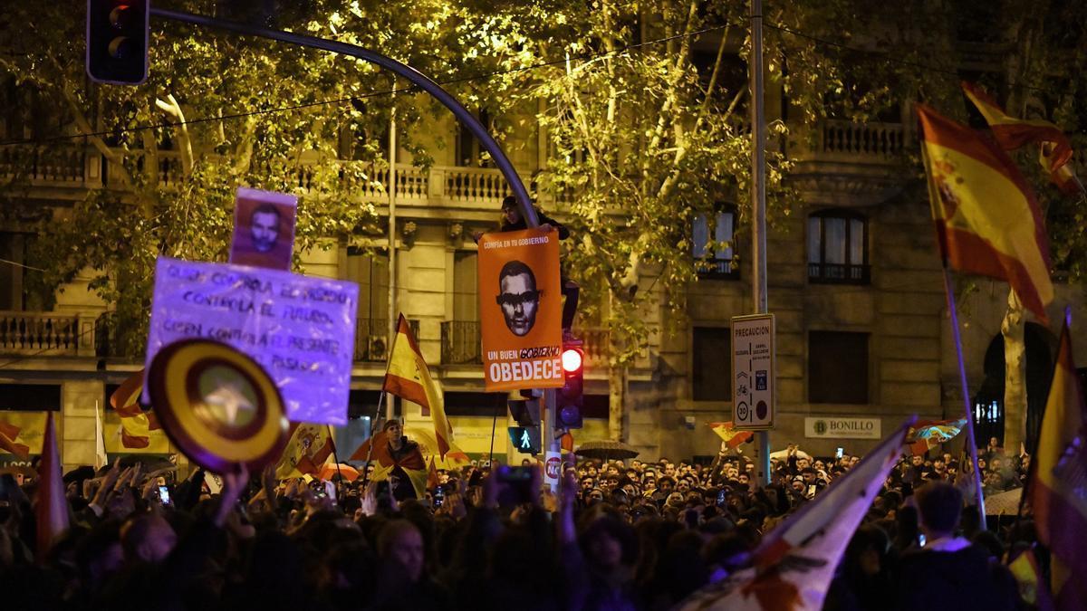 Imagen de protestas ante la sede socialista de la calle madrileña de Ferraz