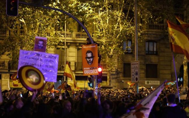 Imagen de protestas ante la sede socialista de la calle madrileña de Ferraz