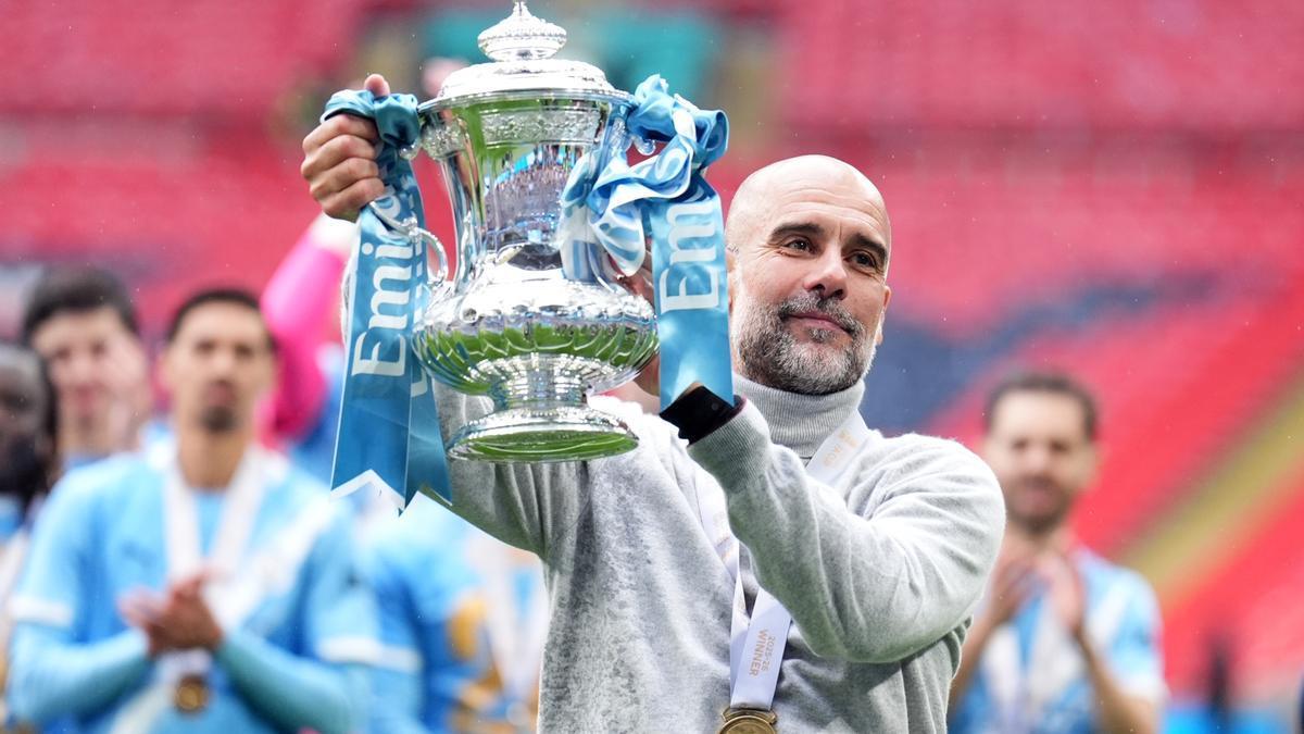 Pep Guardiola celebrando el título de la FA Cup.