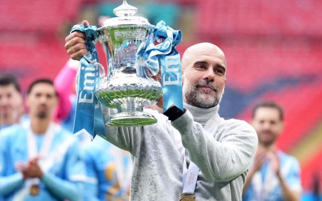 Pep Guardiola celebrando el título de la FA Cup.