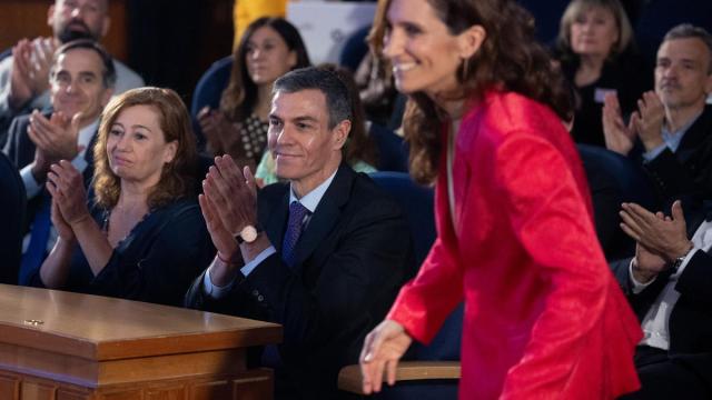 La presidenta del Congreso de los Diputados, Francina Armengol, y el presidente del Gobierno, Pedro Sánchez, aplauden a la ministra de Sanidad, Mónica García.
