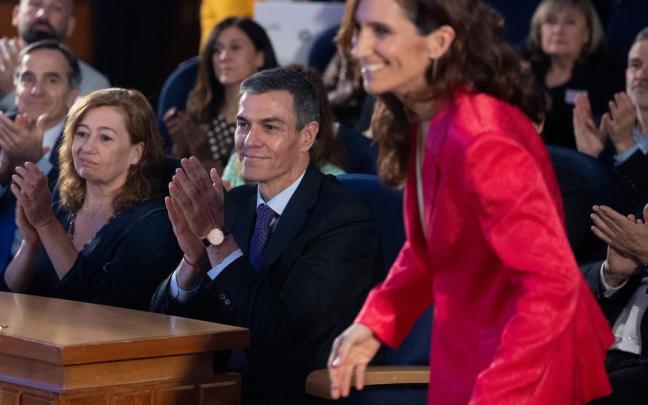 La presidenta del Congreso de los Diputados, Francina Armengol, y el presidente del Gobierno, Pedro Sánchez, aplauden a la ministra de Sanidad, Mónica García.