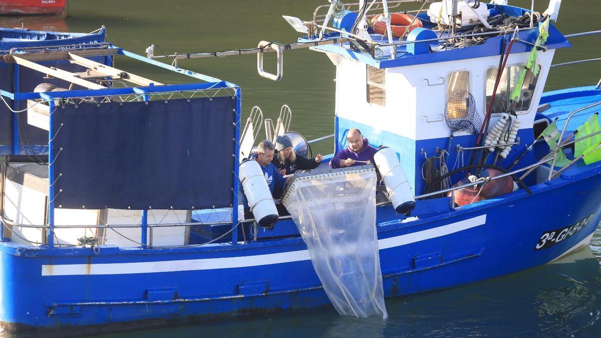 Los barcos “Hiru Anaiak” y “Rokillo” recogerán los pellets en la mar