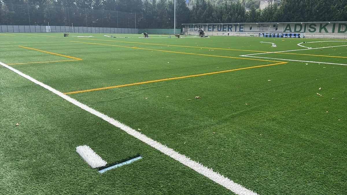 Nuevo césped artificial en el terreno de juego de Maruja Torres