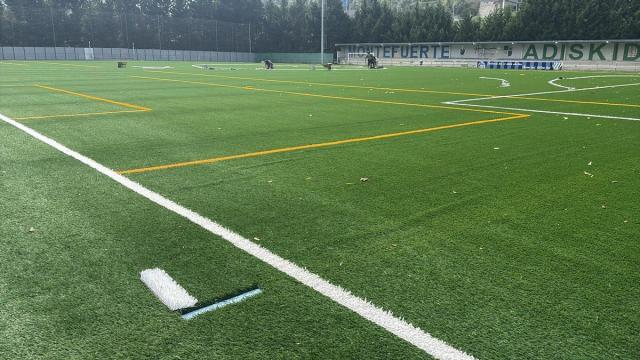 Nuevo césped artificial en el terreno de juego de Maruja Torres