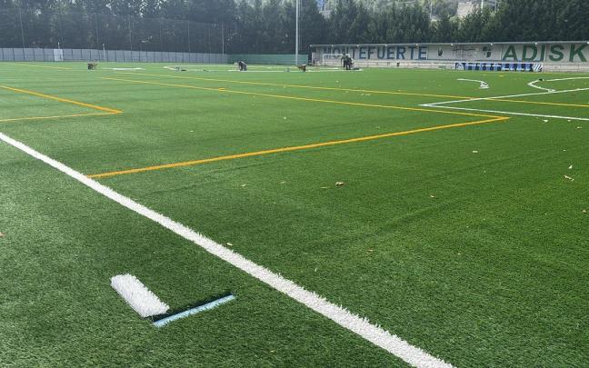 Nuevo césped artificial en el terreno de juego de Maruja Torres
